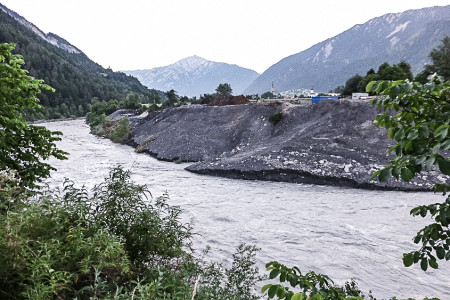 19. Juni 2013 Deponiertes Rüfenmaterial im Rhein bei Domat/Ems: Die Deponiemöglichkeiten im Rhein sind sehr beschränkt (Hochwasserschutz, Wassertrübung).