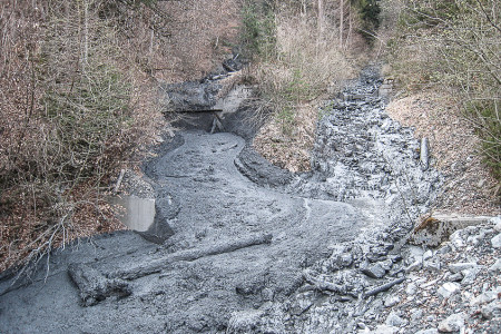 18. April 2013 Kegelhals: Zusammenfluss vordere (links) und hintere Val Parghera. Die ersten Murgänge fliessen ins Tal.