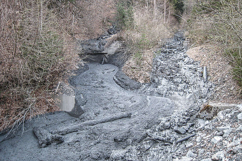 18. April 2013 Kegelhals: Zusammenfluss vordere (links) und hintere Val Parghera. Die ersten Murgänge fliessen ins Tal.