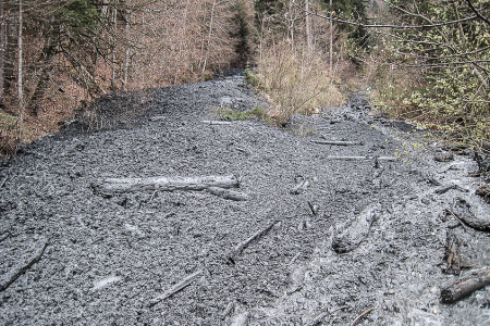 19. April 2013 Kegelhals: Zusammenfluss vordere (links) und hintere Val Parghera. Immer mehr Material fliesst ins Tal.