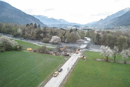 23. April 2013 Kantonsstrasse: Um Schäden an RhB, Nationalstrasse A13 und Industriegebiet Paleu Sura zu vermeiden, mussten die Murgänge aus dem Bachgerinne und aus dem Geschiebefang über die Kantonsstrasse in landwirtschaftliches Gebiet geleitet werden.