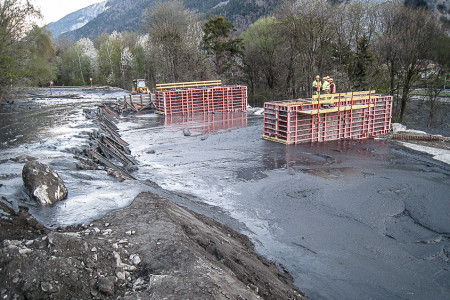 25. April 2013 Notbrücke: Schwierige Rahmenbedingungen.