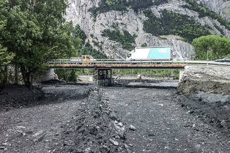 4. Mai 2013 Die Notbrücke kann befahren werden.