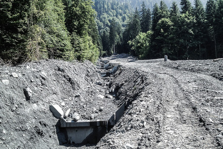 11. Juli 2013 Verbaute Val Parghera im Bereich Kegelhals: Über Nacht füllt sich das verbaute Gerinne. Das Material wird täglich aus dem Gerinne geräumt und seitlich deponiert.