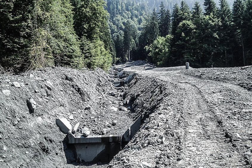 11. Juli 2013 Verbaute Val Parghera im Bereich Kegelhals: Über Nacht füllt sich das verbaute Gerinne. Das Material wird täglich aus dem Gerinne geräumt und seitlich deponiert.