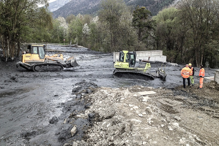 26. April 2013 Dauernde Murgänge erschweren Bau der Notbrücke über die Kantonsstrasse.