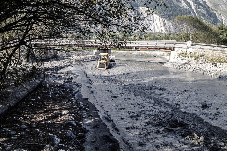 22. September 2014 Rüfenmaterial bleibt vor Notbrücke liegen und muss maschinell weiterbefördert werden.
