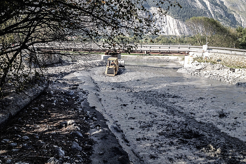 22. September 2014 Rüfenmaterial bleibt vor Notbrücke liegen und muss maschinell weiterbefördert werden.
