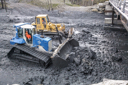 11. November 2013 Bei Notbrücke: Rüfenmaterial bleibt liegen und muss maschinell in Geländekammer 1 unterhalb Kantonsstrasse befördert werden.