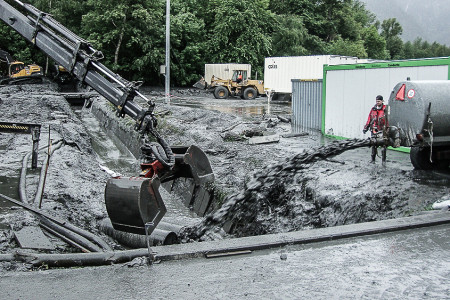 1. Juni 2013 Industriegebiet Paleu Sura: Für einmal war die Rüfe schneller und hat einen kleinen Teil des Industriegebietes geschädigt.