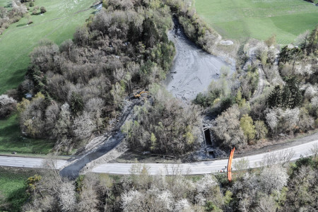 20. April 2013 Geschiebefang bei Kantonsstrasse: Im Rutschgebiet haben sich am 17.04.13 mehrere 100'000 m3 Material in Bewegung gesetzt und am 19./20.04.13 den 17'000 m3 grossen Geschiebefang erreicht. Um Schäden an RhB, A13 und im Industriegebiet Paleu Sura zu vermeiden, musste das Rüfenmaterial über die Kantonstrasse in landwirtschaftliches Gebiet geleitet werden.