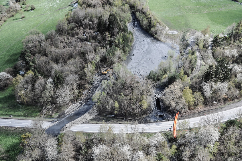 20. April 2013 Geschiebefang bei Kantonsstrasse: Im Rutschgebiet haben sich am 17.04.13 mehrere 100'000 m3 Material in Bewegung gesetzt und am 19./20.04.13 den 17'000 m3 grossen Geschiebefang erreicht. Um Schäden an RhB, A13 und im Industriegebiet Paleu Sura zu vermeiden, musste das Rüfenmaterial über die Kantonstrasse in landwirtschaftliches Gebiet geleitet werden.